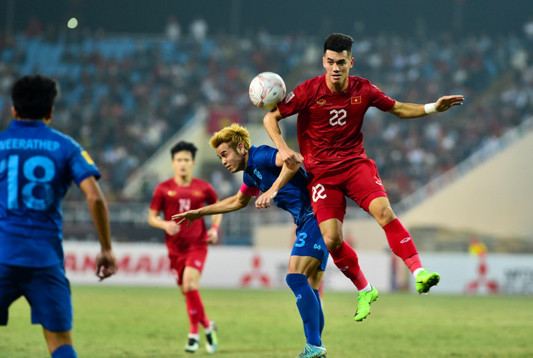 Những tình huống bóng bổng uy hiếp khung thành Thái Lan.