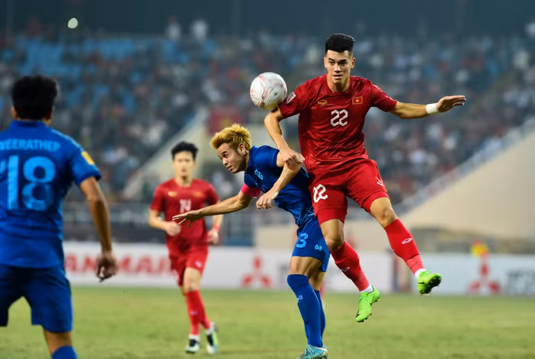 Những tình huống bóng bổng uy hiếp khung thành Thái Lan.