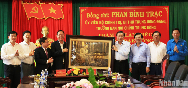 Trưởng Ban Nội chính Trung ương Phan Đình Trạc tặng quà lưu niệm cho Tỉnh ủy Đắk Nông nhân chuyến thăm và làm việc với tỉnh.