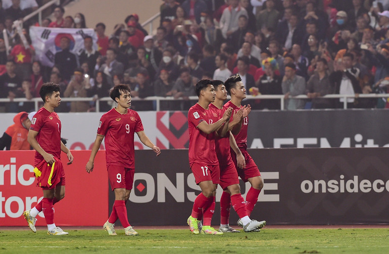 Các cầu thủ tiến về khán đài.