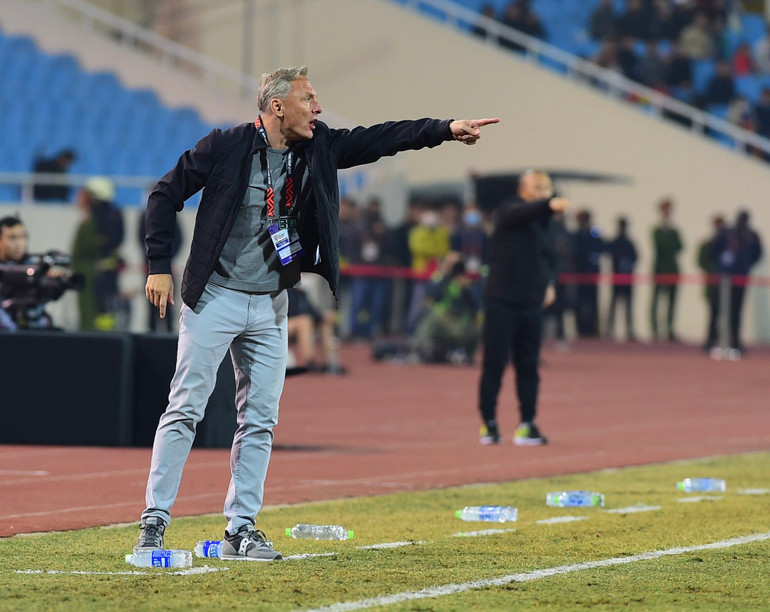 HLV Antoine Hey của Myanmar chỉ đạo ngoài sân.