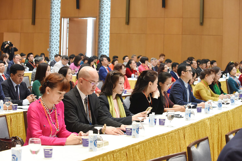 Các kiều bào tại buổi gặp mặt.