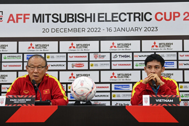 Hùng Dũng có mặt tại buổi họp báo cùng thầy Park. (Ảnh: Mạnh Quân)