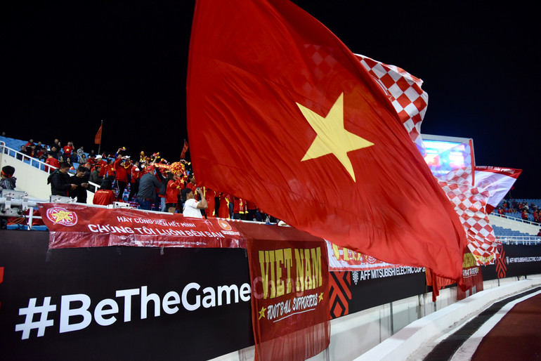 Sắc đỏ phủ khắp khán đài sân Mỹ Đình.