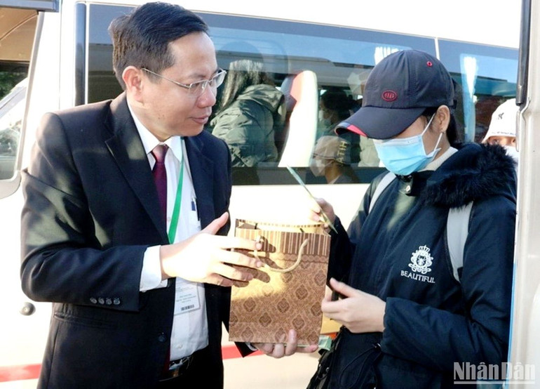 Ngoài những vé xe về quê miễn phí, lãnh đạo nhà trường cũng đã trao tặng những suất quà Tết đến các bạn sinh viên nghèo.