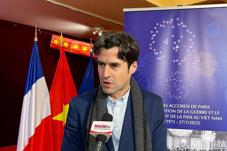 Giáo sư Pierre Journoud trả lời phỏng vấn phóng viên Báo Nhân Dân, cho rằng ký kết Hiệp định Paris được coi là chiến thắng cả về mặt chính trị và chiến lược đối với Việt Nam trong cuộc đấu tranh giành lại độc lập và thống nhất đất nước.