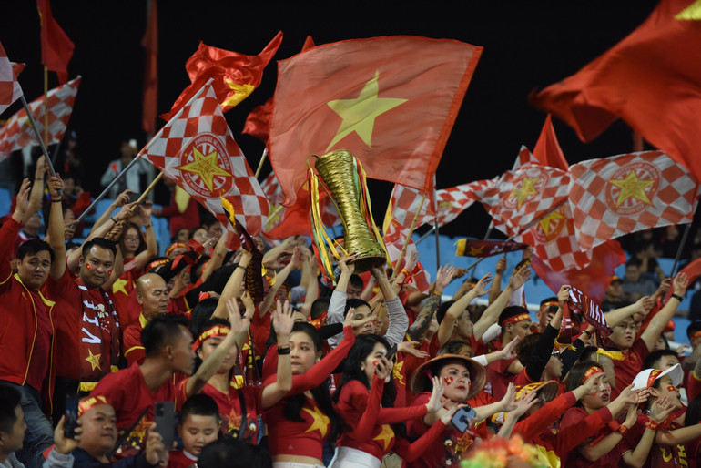 Những lá cờ phất lên tinh thần Việt Nam đến với trận bán kết lượt về gặp Indonesia.