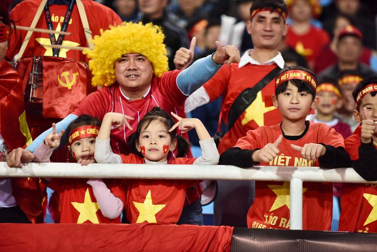 Cả gia đình đi "tiếp lửa" đội tuyển Việt Nam.