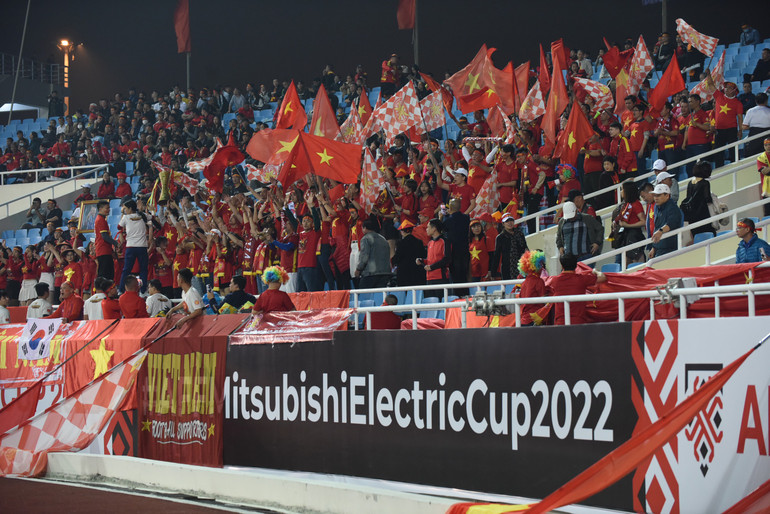 Các khán đài dần được lấp kín.