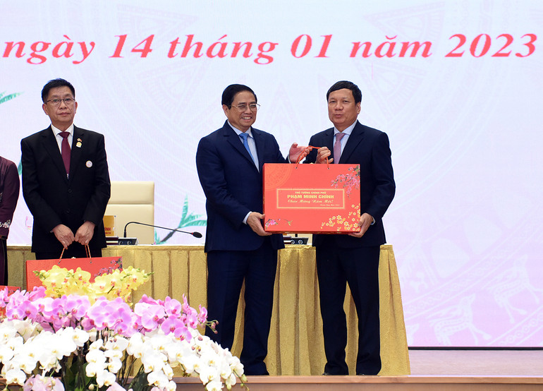Thủ tướng Phạm Minh Chính tặng quà cho các kiều bào tiêu biểu tham dự chương trình Xuân Quê hương 2023.