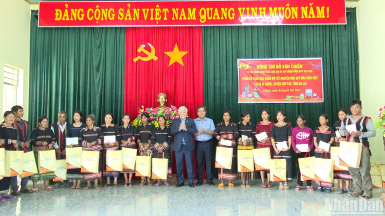 Chủ tịch Ủy ban Trung ương Mặt trận Tổ quốc Việt Nam tặng quà bà con xã xã Ia Khươl (Chư Păh, Gia Lai).