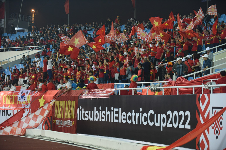 Sắc đỏ lấp kín sân Mỹ Đình.