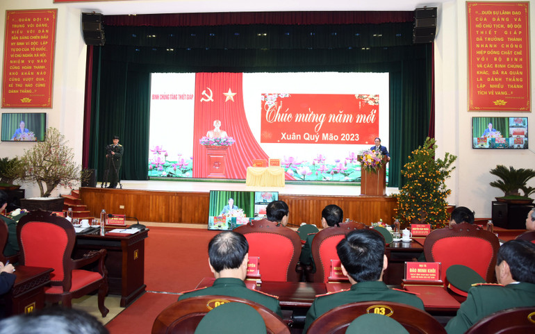 Quang cảnh buổi làm việc. Quang cảnh buổi làm việc.