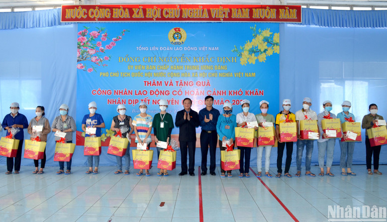160 công nhân có hoàn cảnh khó khăn đang làm việc tại 12 doanh nghiệp trong khu công nghiệp Phan Thiết được trao quà của lãnh đạo Đảng, Nhà nước.