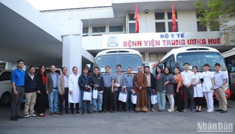 Lãnh đạo Bệnh viện Trung ương Huế đã tặng quà và gửi lời chúc sức khỏe, chúc mừng năm mới tới những người bệnh lên đường về quê ăn Tết.