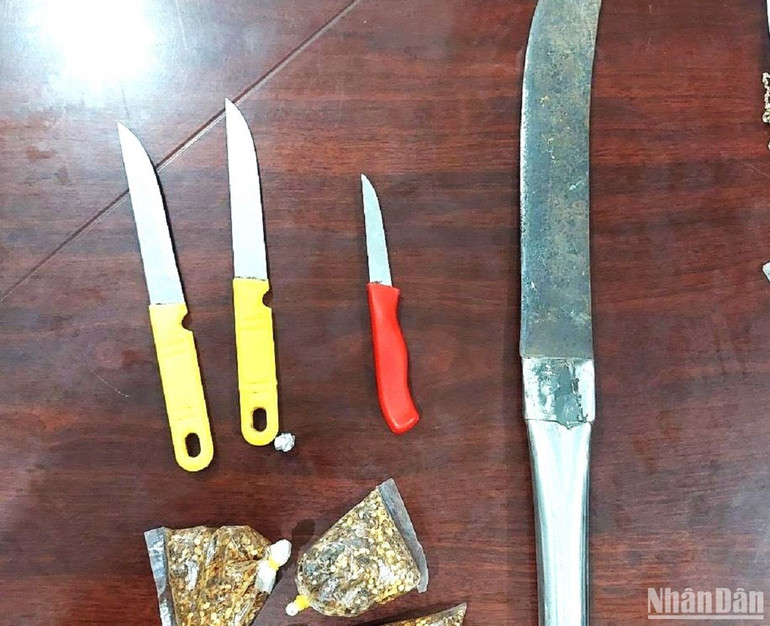 Các hung khí 2 đối tượng thường mang theo trong người để gây án.