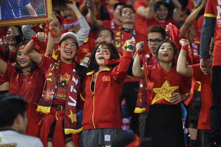 Bầu không khí sôi động trên khán đài sân Mỹ Đình.