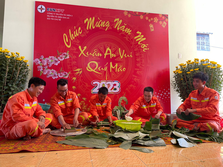 Đội Truyền tải điện Chư Sê thuộc Truyền tải điện Gia Lai tổ chức gói bánh chưng Tết cho CBCNV. (Ảnh: Việt Hùng)