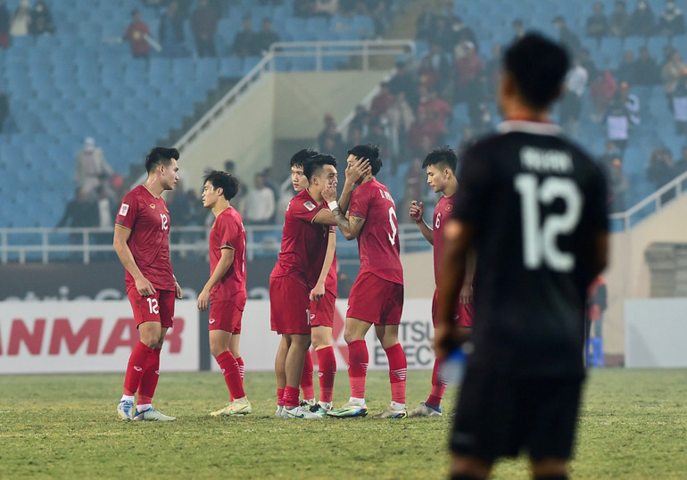 Các tuyển thủ Việt Nam vui mừng sau khi trọng tài thổi còi kết thúc trận bán kết lượt về.