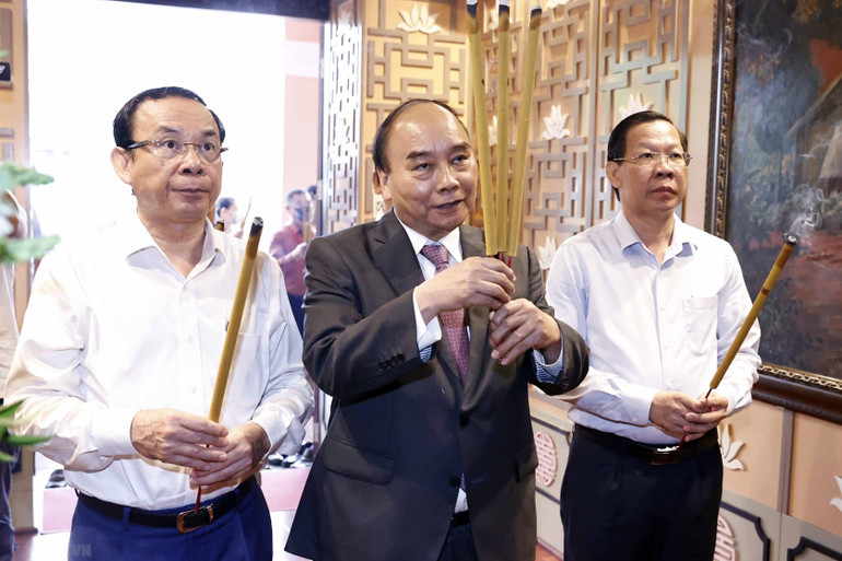 Chủ tịch nước Nguyễn Xuân Phúc dâng hương tưởng nhớ Chủ tịch Tôn Đức Thắng tại Bảo tàng Hồ Chí Minh (Chi nhánh TP Hồ Chí Minh). (Ảnh: Thống Nhất/TTXVN)