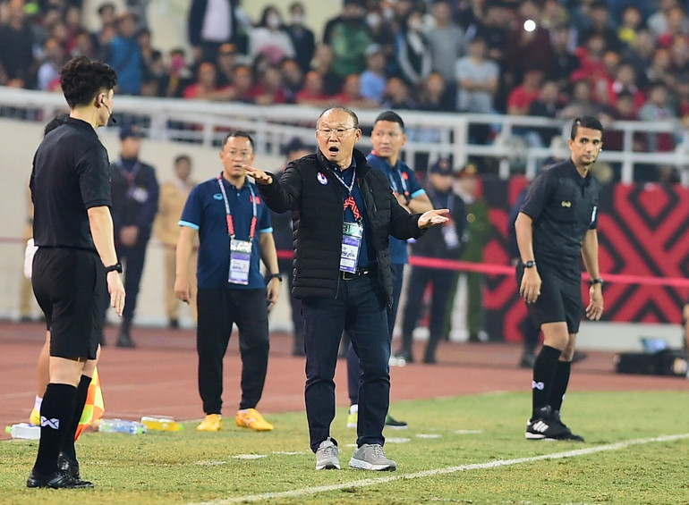HLV Park Hang-seo chỉ đạo ngoài đường biên.