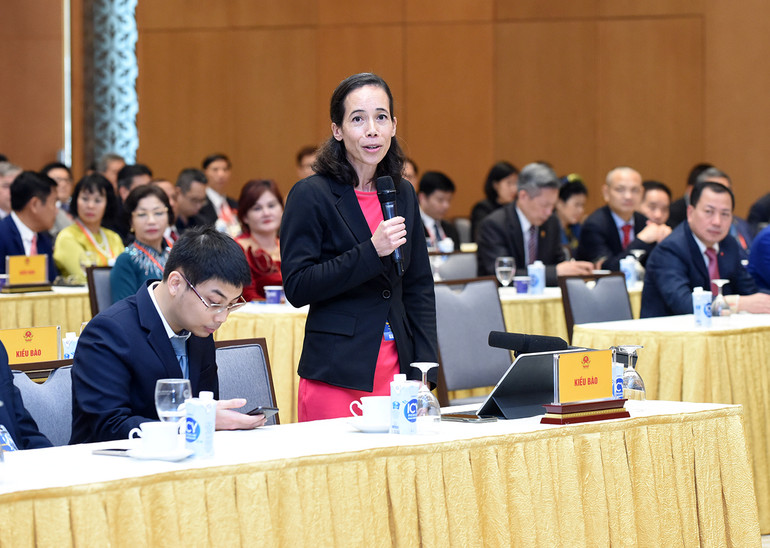 Bà Aurelia Nguyễn (kiều bào Pháp) phát biểu.