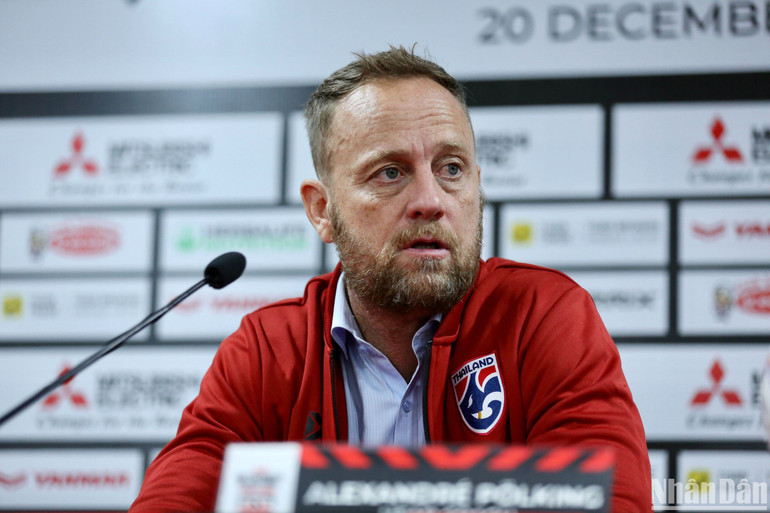 HLV Mano Polking phát biểu tại buổi họp báo sau trận hòa 2-2. (Ảnh: TRẦN HẢI)