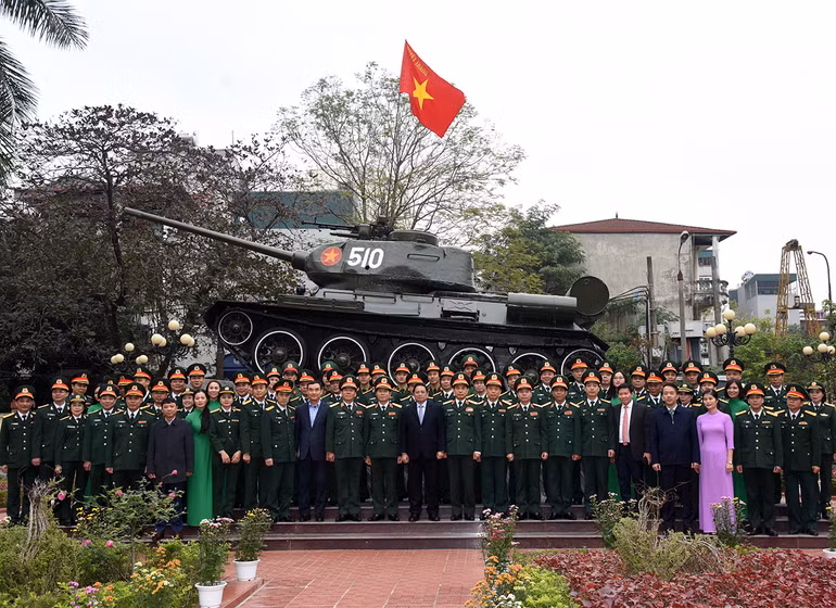 Thủ tướng Phạm Minh Chính chụp ảnh với cán bộ, chiến sĩ Binh chủng Tăng Thiết giáp. Thủ tướng Phạm Minh Chính chụp ảnh với cán bộ, chiến sĩ Binh chủng Tăng Thiết giáp.