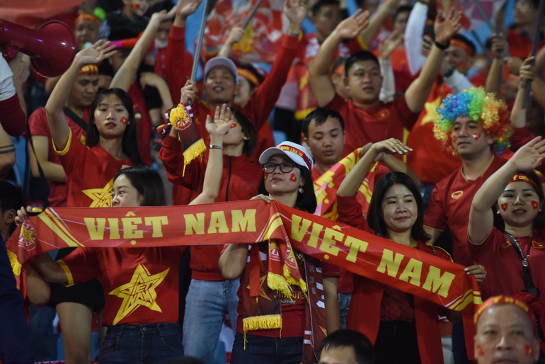 Các cổ động viên tạo sóng.