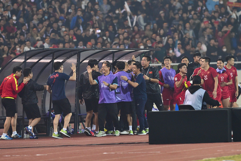 Ban huấn luyện chia vui chiến thắng quan trọng.