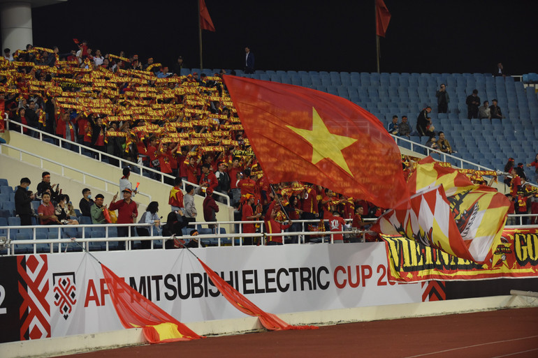 Cổ động viên đội tuyển Việt Nam.