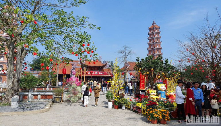 Du khách nô nức vãn cảnh chùa Hoằng Phúc (Quảng Bình) ngày đầu năm Quý Mão 2023.