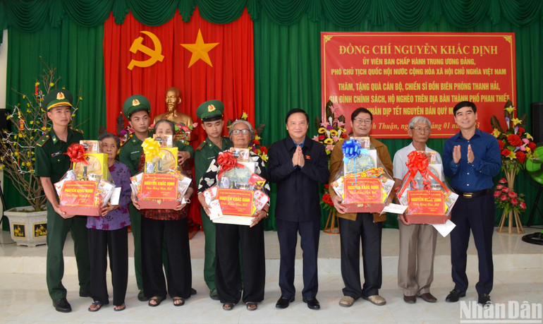 Đồng chí Nguyễn Khắc Định, Phó Chủ tịch Quốc hội (giữa) và đồng chí Dương Văn An, Bí thư Tỉnh ủy Bình Thuận (ngoài cùng bên phải) trao quà cho người có công hiện đang trú tại phường Thanh Hải và phường Phú Hài, thành phố Phan Thiết.