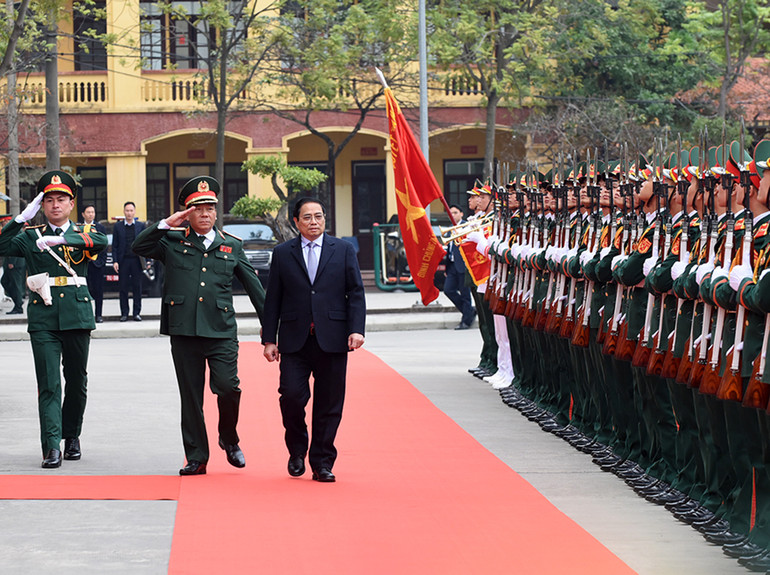 Thủ tướng Phạm Minh Chính duyệt đội danh dự. Thủ tướng Phạm Minh Chính duyệt đội danh dự.