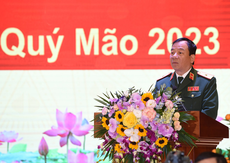 Thiếu tướng Đỗ Đình Thanh trình bày báo cáo về hoạt động của Binh chủng. Thiếu tướng Đỗ Đình Thanh trình bày báo cáo về hoạt động của Binh chủng.