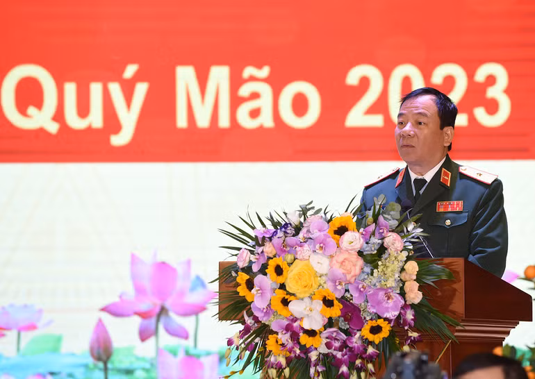 Thiếu tướng Đỗ Đình Thanh trình bày báo cáo về hoạt động của Binh chủng. Thiếu tướng Đỗ Đình Thanh trình bày báo cáo về hoạt động của Binh chủng.