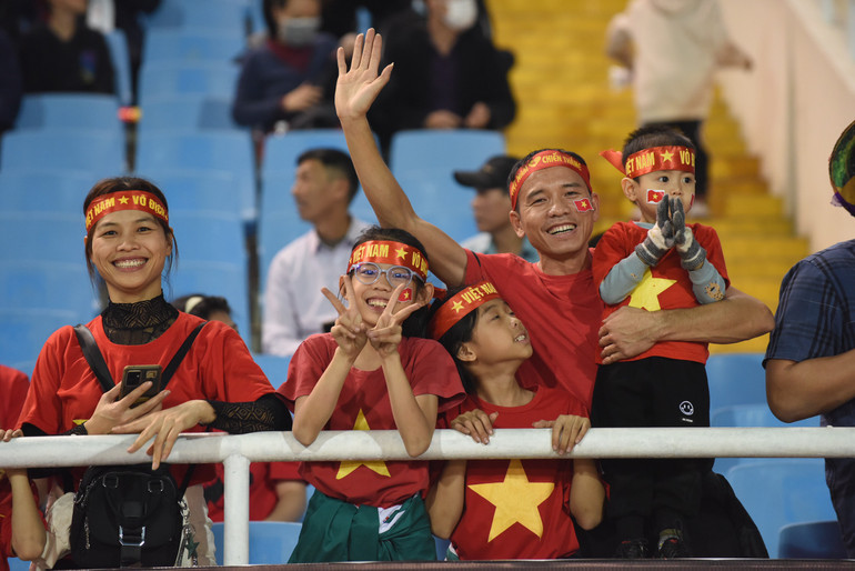 Cả gia đình cùng đi cổ vũ đội tuyển Việt Nam.