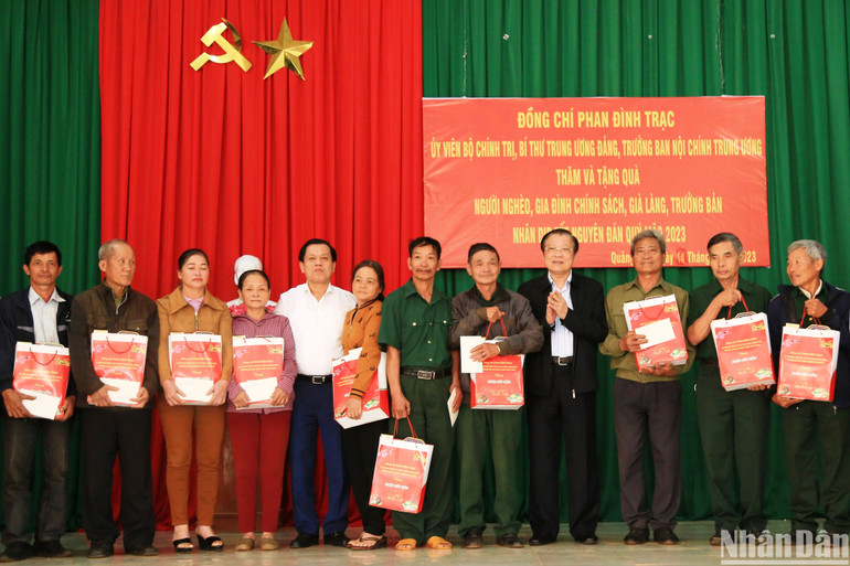Trưởng Ban Nội chính Trung ương Phan Đình Trạc tặng quà Tết các gia đình chính sách, hộ nghèo, già làng, trưởng bản tại xã biên giới Quảng Trực, huyện Tuy Đức, tỉnh Đắk Nông.