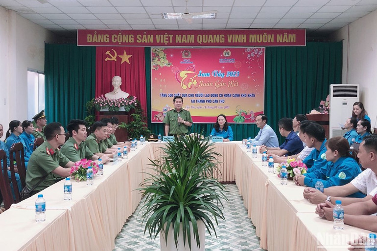 Thiếu tướng Đinh Văn Nơi phát biểu. Thiếu tướng Đinh Văn Nơi phát biểu.