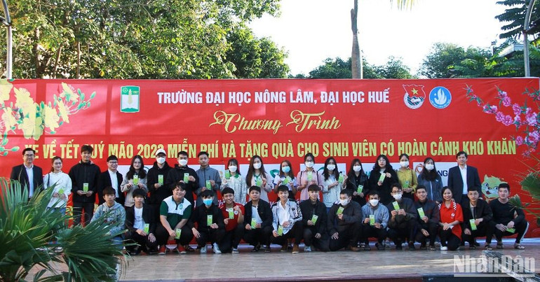 Đại diện các đơn vị tài trợ cùng Trường Đại học Nông Lâm Huế lì xì cho các bạn sinh viên xa nhà trước khi lên xe về quê đón Tết.