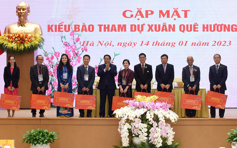 Thủ tướng Phạm Minh Chính tặng quà cho các kiều bào tiêu biểu tham dự chương trình Xuân Quê hương 2023.