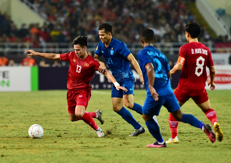 Hồ Tấn Tài thi đấu năng nổ.