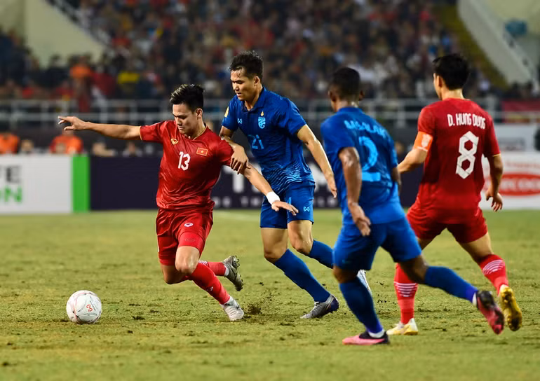 Hồ Tấn Tài thi đấu năng nổ.