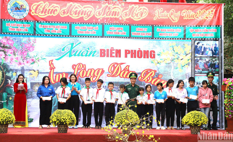 Đại tá Phạm Hữu Chiến, Bí thư Đảng ủy, Chính ủy Bộ Chỉ huy Bộ đội Biên phòng tỉnh Đắk Lắk tặng quà cho các cháu học sinh trong Chương trình “Nâng bước em tới trường”, “Con nuôi đồn Biên phòng”. Đại tá Phạm Hữu Chiến, Bí thư Đảng ủy, Chính ủy Bộ Chỉ huy Bộ đội Biên phòng tỉnh Đắk Lắk tặng quà cho các cháu học sinh trong Chương trình “Nâng bước em tới trường”, “Con nuôi đồn Biên phòng”.