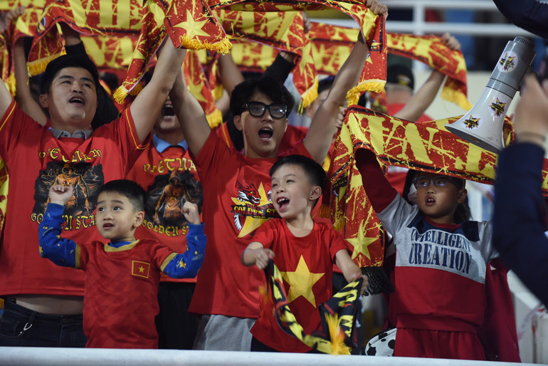 Các cổ động viên nhí cũng cuồng nhiệt không kém.