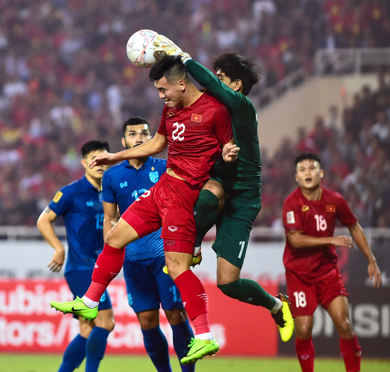 Tranh chấp quyết liệt trong vòng cấm.