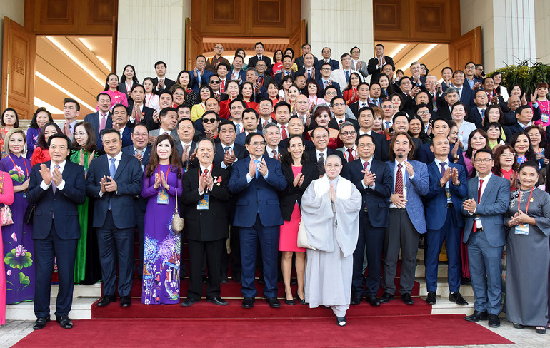 Thủ tướng Phạm Minh Chính chụp ảnh chung với kiều bào tiêu biểu dự chương trình Xuân Quê hương 2023.