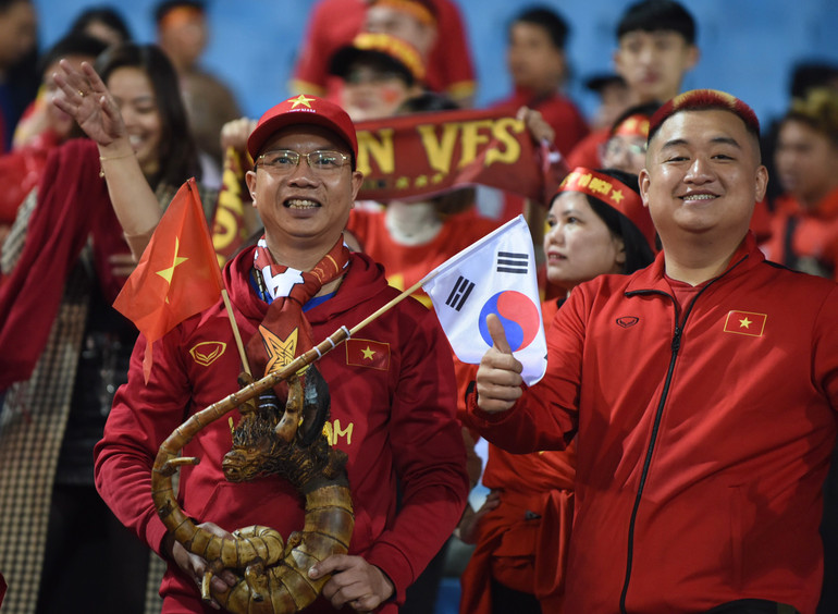 Luôn có những cổ động viên tri ân HLV Park Hang-seo đến theo dõi đội tuyển.