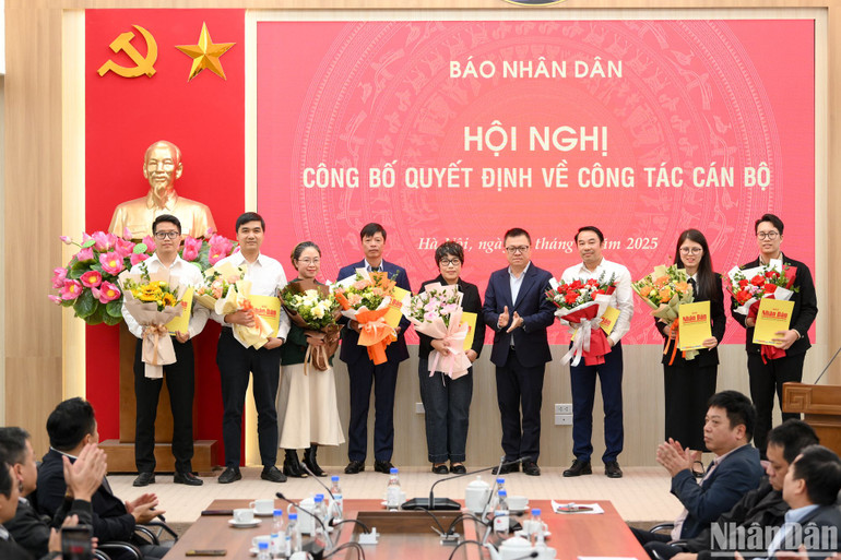 Đồng chí Lê Quốc Minh trao quyết định bổ nhiệm, tái bổ nhiệm cho các đồng chí cấp phòng. (Ảnh: THẾ ĐẠI)