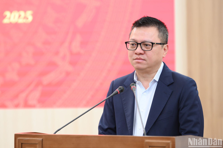 Đồng chí Lê Quốc Minh phát biểu, trao nhiệm vụ cho các đồng chí được điều động, bổ nhiệm đợt này. (Ảnh: THẾ ĐẠI)